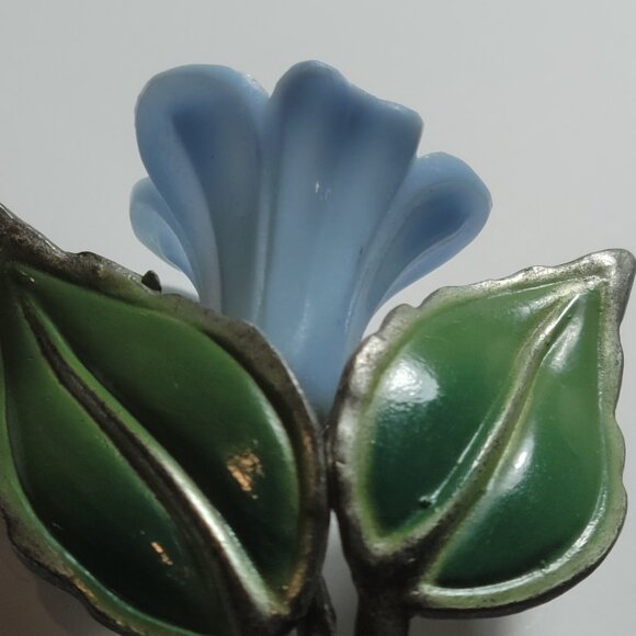 Unsigned Antique Tulip with center Pearl and Tulip is made of Hard Plastic - Picture 6 of 9
